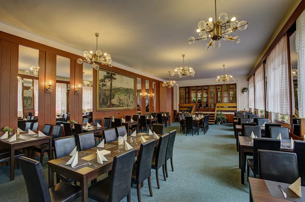 Parkhotel Skalni Mesto Йичин Экстерьер фото